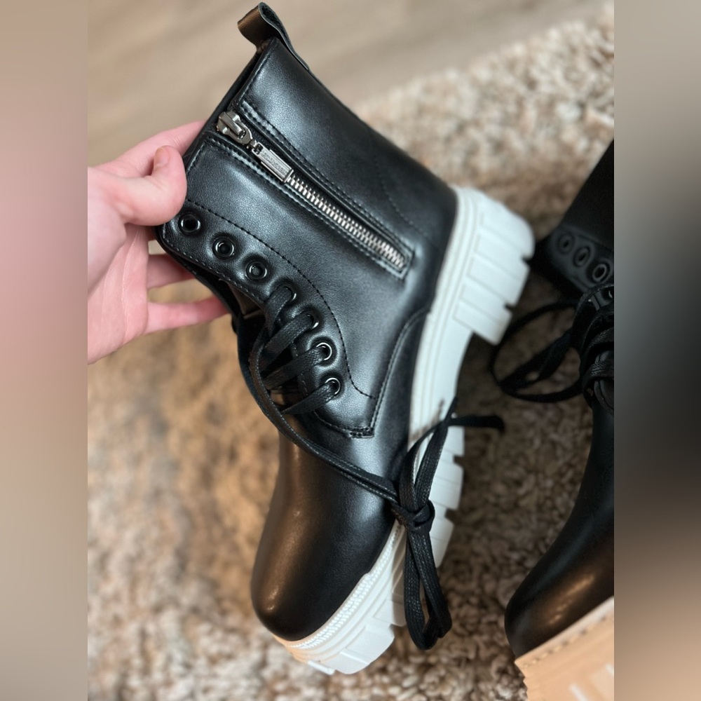 Boots - Picture 4 of 5